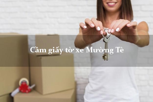 Cầm giấy tờ xe Mường Tè