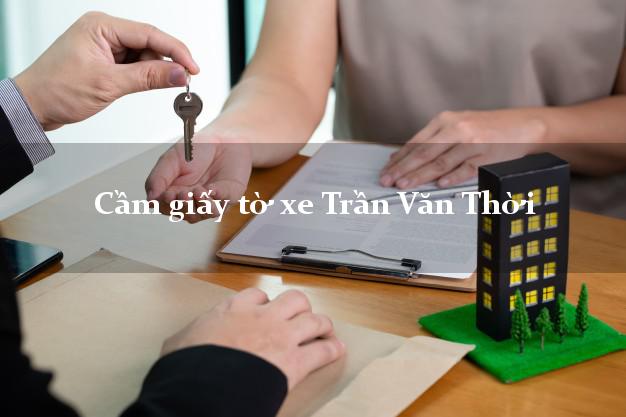 Cầm giấy tờ xe Trần Văn Thời